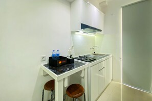 Private kitchen - Modern Design And Cozy Studio At Bassura City Apartment (Jakarta)