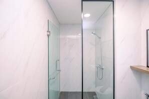 Appartement Deluxe | Salle de bain | Douche, serviettes fournies