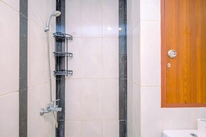 Deluxe appartement | Badkamer | Een douche, handdoeken