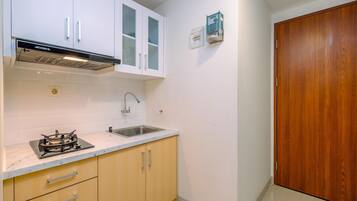 Deluxe Apartment | Private kitchen | Full-size fridge, stovetop, rice cooker, cookware/dishes/utensils
