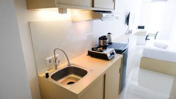 Deluxe appartement | Privékeuken | Een koelkast met diepvriezer, een kookplaat, een rijstkoker