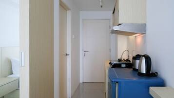 Deluxe appartement | Privékeuken | Een koelkast met diepvriezer, een kookplaat, een rijstkoker