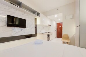 Interior - Studio Full Furnished With Comfort Design At Sky House Bsd Apartment (Pagedangan)