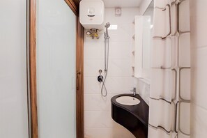Deluxe-Apartment | Badezimmer | Dusche, Handtücher