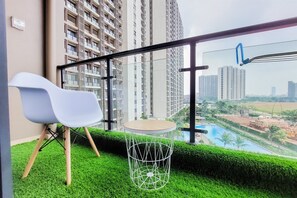 Deluxe Apartment | Balcony - Studio Full Furnished With Comfort Design At Sky House Bsd Apartment (Pagedangan)