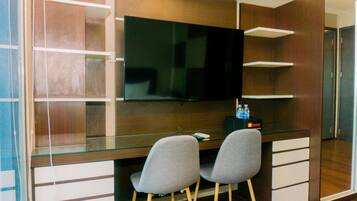 Deluxe Apartment | Living area