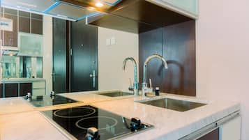 Deluxe Apartment | Private kitchen | Full-size fridge, stovetop, rice cooker, cookware/dishes/utensils