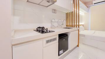 Deluxe Apartment | Private kitchen | Full-size fridge, stovetop, rice cooker, cookware/dishes/utensils
