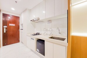 Deluxe Apartment | Private kitchen - Wonderful And Comfortable Studio Sky House Bsd Apartment (Pagedangan)