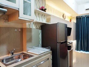 Deluxe Apartment | Private kitchen | Full-size fridge, stovetop, rice cooker, cookware/dishes/utensils - Good Deal And Comfy 1Br Vida View Apartment (Makassar)