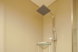 Departamento Deluxe | Baño | Regadera y toallas 