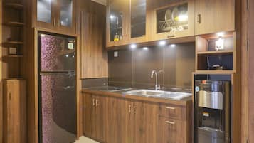 Apartemen Deluks | Dapur pribadi | Lemari es besar, kompor, penanak nasi, dan peralatan masak/sendok-piring