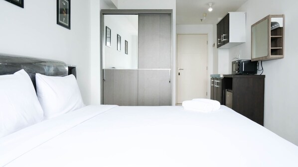 Deluxe Apartment | Free WiFi - Comfy And Modern Studio (No Kitchen) At Orchard Supermall Mansion Apartment (Surabaya)