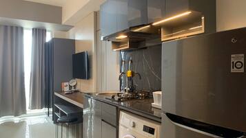 Apartemen Deluks | Dapur pribadi | Lemari es besar, kompor, penanak nasi, dan peralatan masak/sendok-piring