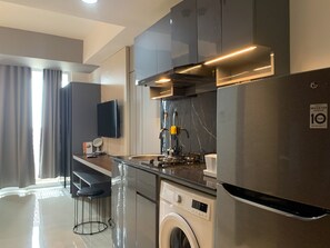 Deluxe Apartment | Private kitchen | Full-size fridge, stovetop, rice cooker, cookware/dishes/utensils - Modern And Comfort Design Studio Room At West Vista Apartment (Jakarta)
