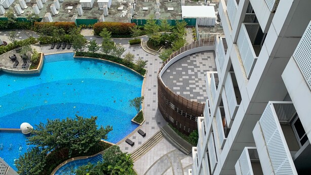 Ein Dachpool, umgeben von Grünflächen und modernen Gebäuden.
