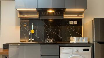 Departamento Deluxe | Cocina privada | Refrigerador con congelador, parrilla de estufa y arrocera