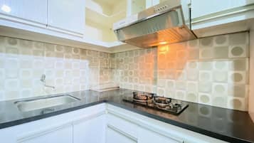 Deluxe Apartment | Private kitchen | Full-size fridge, stovetop, rice cooker