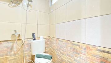 Deluxe-Apartment | Badezimmer | Dusche, Handtücher