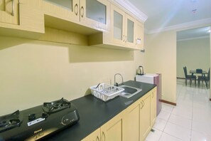 Private kitchen - Relaxing 2Br At Grand Palace Kemayoran Apartment (Jakarta)