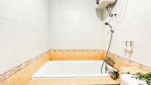 Departamento Deluxe | Baño | Tina y regadera independientes y toallas 