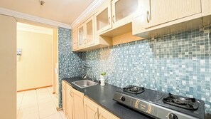 Deluxe appartement | Privékeuken | Een koelkast/vriezer, een kookplaat, een rijstkoker