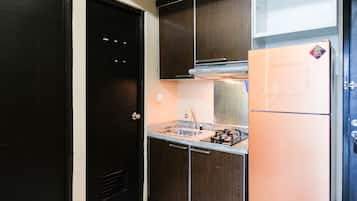 Apartamento Deluxe | Cocina privada | Frigorífico grande, placa de cocina, arrocera y utensilios de cocina