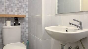 Deluxe Apartment | Bathroom | Shower, towels