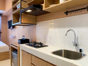 Private kitchen - Compact Minimalist Studio At Tokyo Riverside Pik 2 Apartment (Teluknaga)