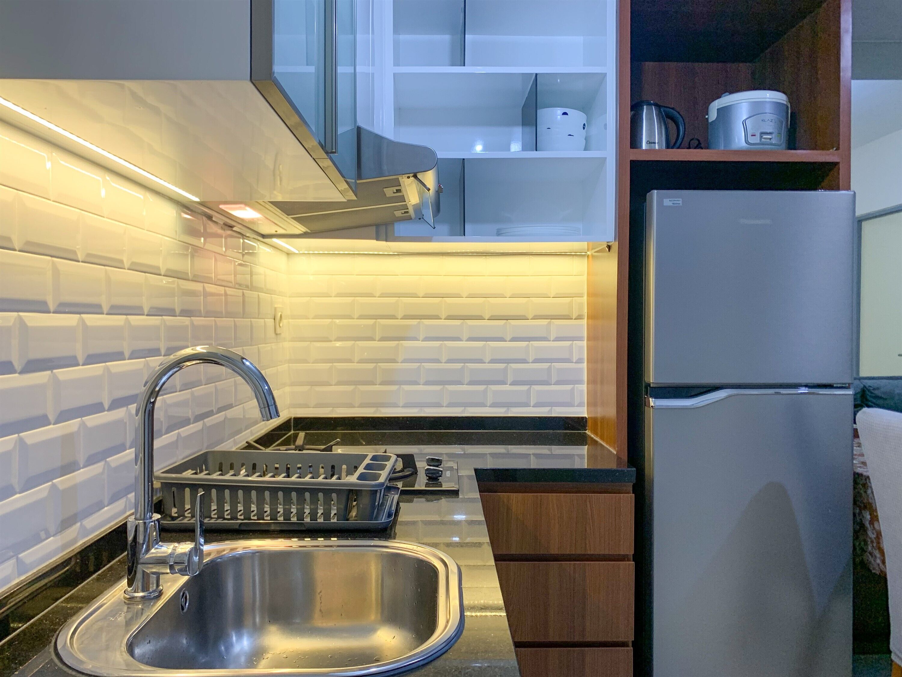 Deluxe Apartment | Private kitchen | Full-size fridge, stovetop, rice cooker, cookware/dishes/utensils