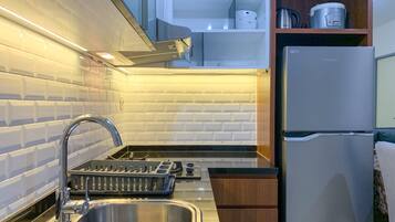 Apartamento Deluxe | Cocina privada | Frigorífico grande, placa de cocina, arrocera y utensilios de cocina
