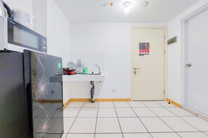 Deluxe Apartment | Private kitchen | Full-size fridge, stovetop
