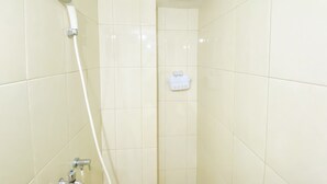 Apartemen Deluks | Kamar mandi | Shower dan handuk
