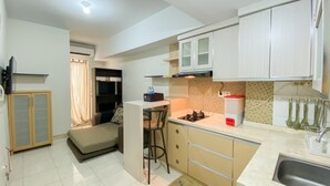 Apartemen Deluks | Dapur pribadi | Lemari es besar, kompor, penanak nasi, dan peralatan masak/sendok-piring
