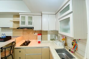 Departamento Deluxe | Cocina privada | Refrigerador con congelador, parrilla de estufa y arrocera 