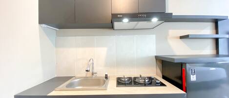 Deluxe Apartment | Private kitchen | Full-sized fridge, stovetop, rice cooker, cookware/dishes/utensils