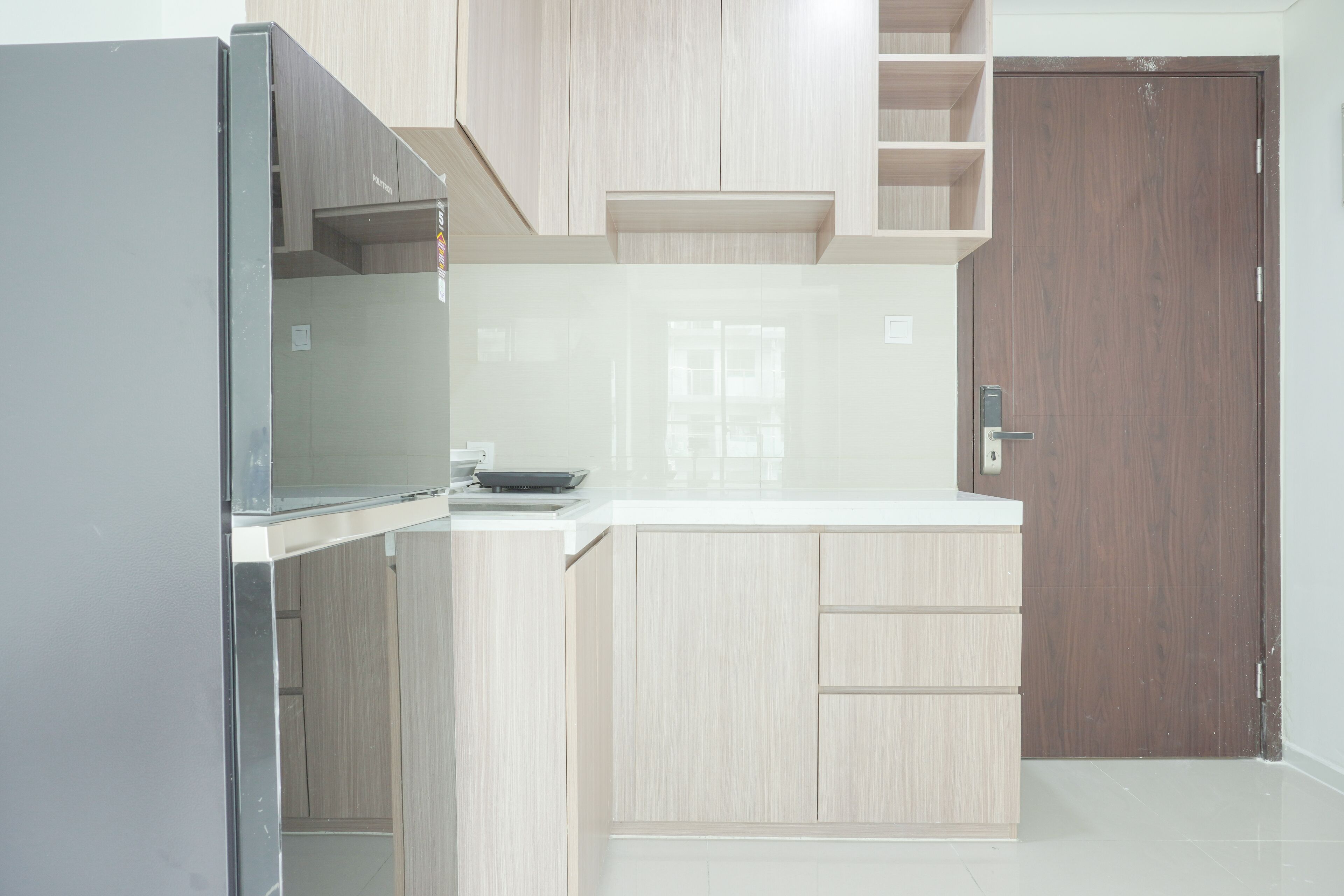 Apartemen Deluks | Dapur pribadi | Lemari es besar, kompor, penanak nasi, dan peralatan masak/sendok-piring