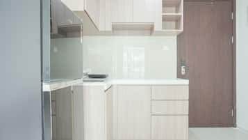 Apartemen Deluks | Dapur pribadi | Lemari es besar, kompor, penanak nasi, dan peralatan masak/sendok-piring