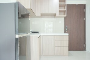 Deluxe Apartment | Private kitchen | Full-sized fridge, stovetop, rice cooker, cookware/dishes/utensils - Strategic Studio At Daan Mogot City Apartment (Jakarta)