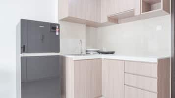 Apartemen Deluks | Dapur pribadi | Lemari es besar, kompor, penanak nasi, dan peralatan masak/sendok-piring