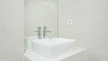 Apartemen Deluks | Kamar mandi | Shower dan handuk