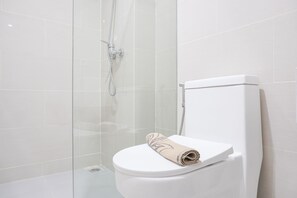 Deluxe Apartment | Bathroom | Shower, towels - Strategic Studio At Daan Mogot City Apartment (Jakarta)