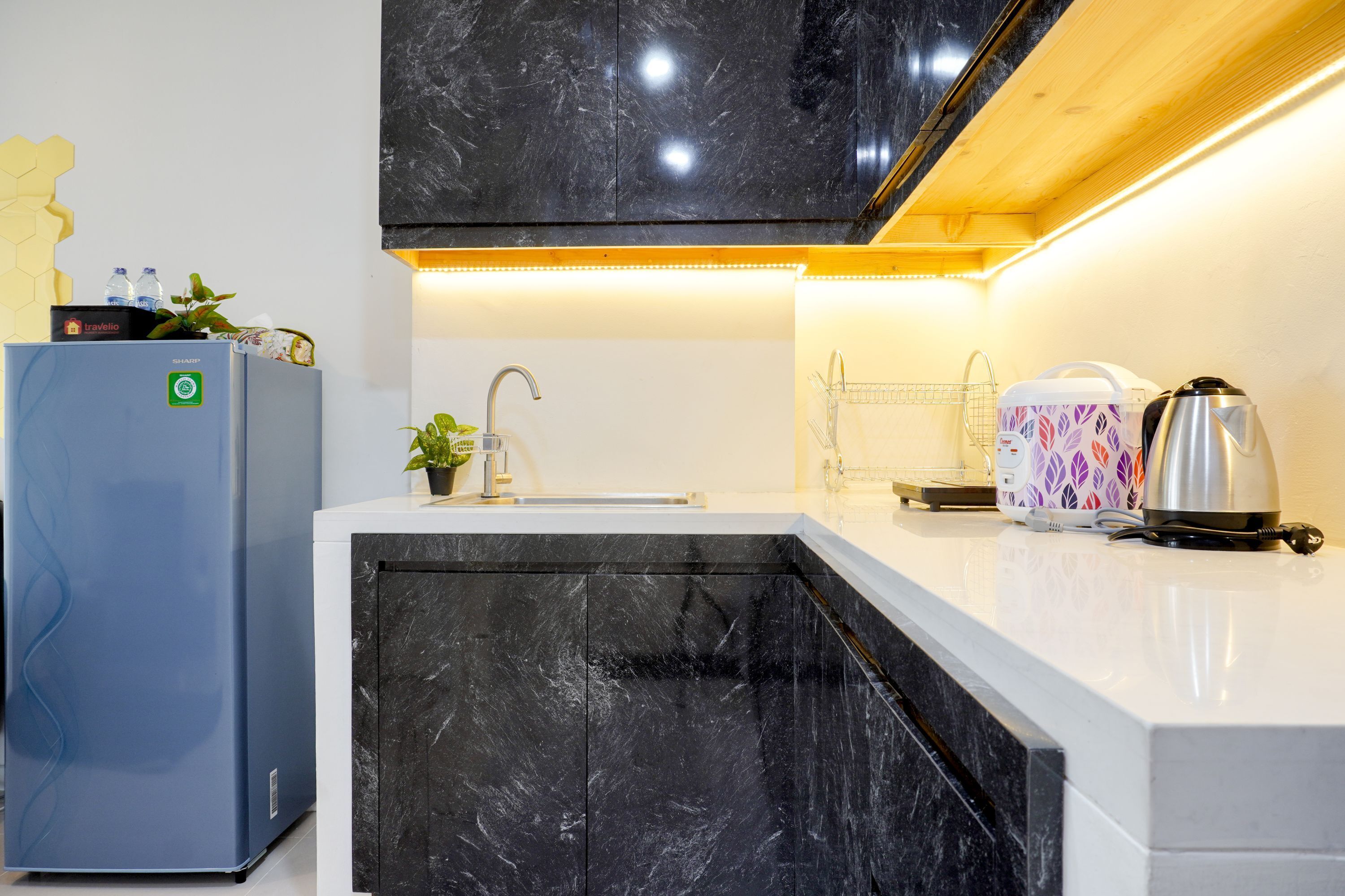 Deluxe Apartment | Private kitchen | Full-sized fridge, stovetop, rice cooker