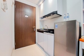 Deluxe Apartment | Private kitchen | Full-size fridge, stovetop, rice cooker, cookware/dishes/utensils - Modern Look And Cozy Studio At Transpark Bintaro Apartment (South Tangerang)