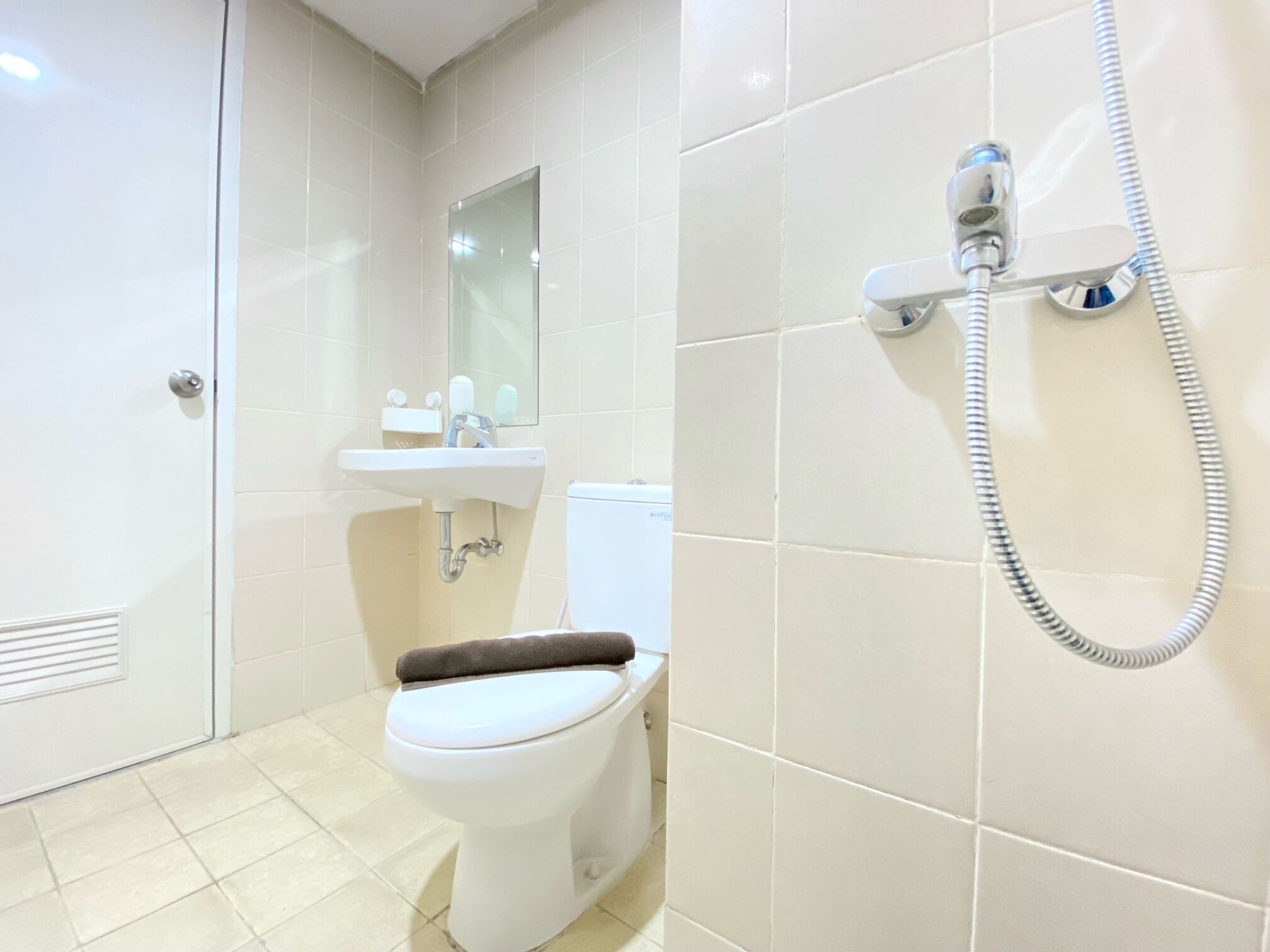 Ein Badezimmer mit Toilette, Waschbecken und Dusche.