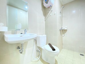 Deluxe-Apartment | Badezimmer | Dusche, Handtücher