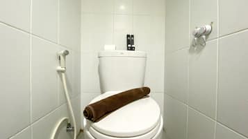Deluxe Apartment | Bathroom | Shower, towels