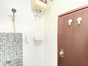 Deluxe Apartment | Bathroom | Shower, towels