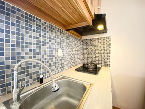 Deluxe apartman | Privát konyha | Nagyméretű hűtő/fagyasztó, főzőlap és rizsfőző
