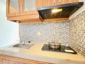 Refrigerador con freezer, placa de cocina, arrocera